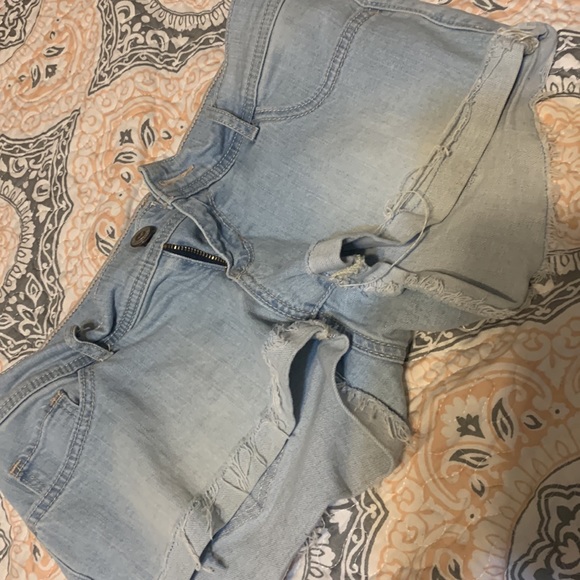 Hollister 5 jean shorts - Picture 4 of 5